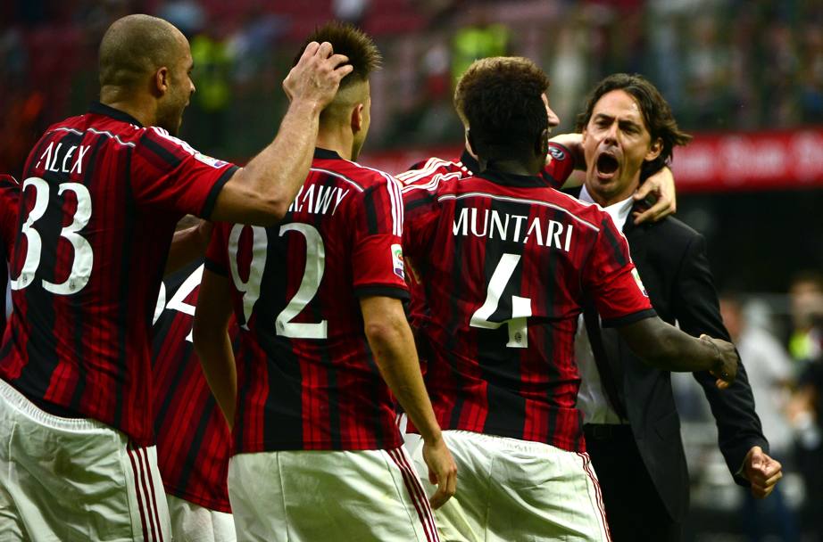 Milan-Lazio 3-1: l&#39;abbraccio di Abate e Muntari a Pippo Inzaghi dopo il gol del 2-0  l&#39;immagine dell&#39;ottimo esordio rossonero in campionato con il nuovo allenatore. Afp
